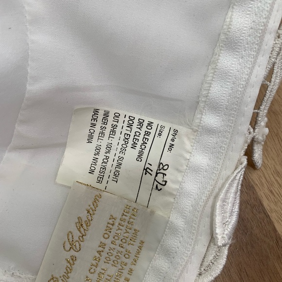 🚫SOLD🚫Exquisite Embroidered Soft White Wedding Gown sz 14 - Picture 8 of 11
